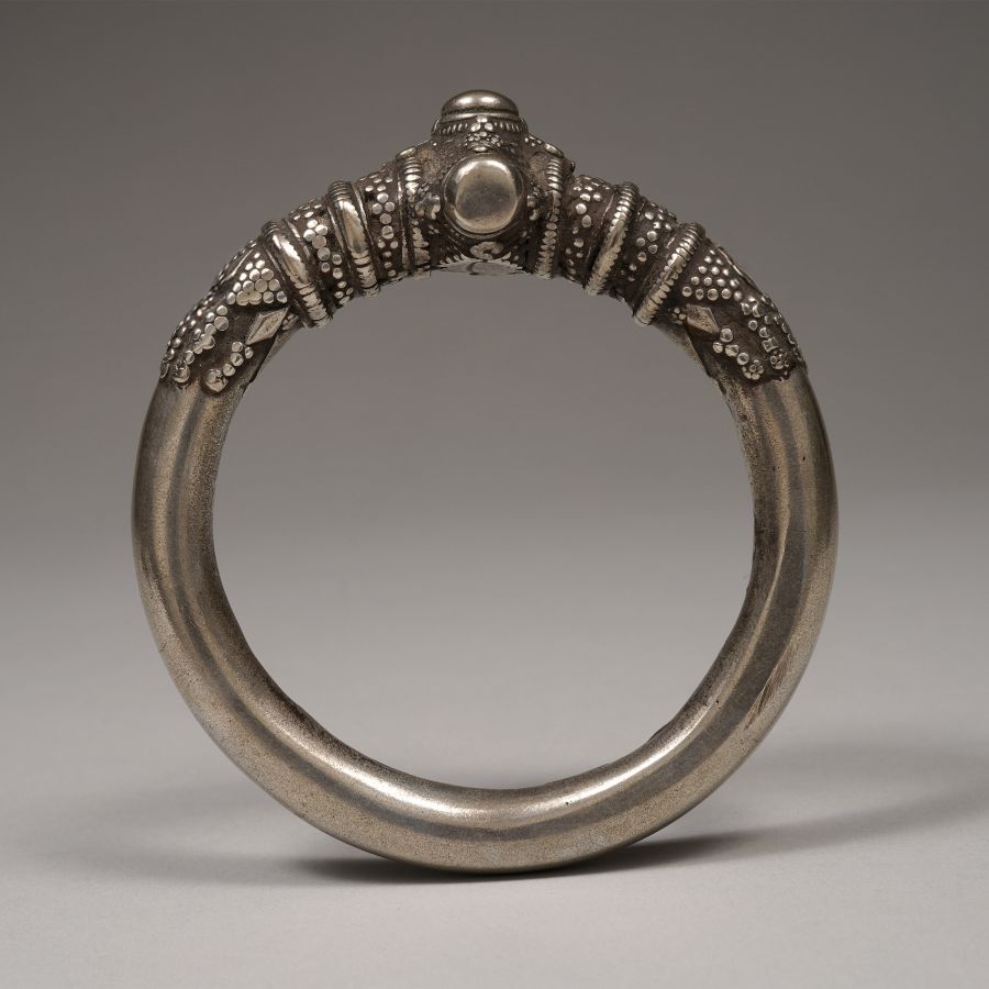 <?php echo Toda Bangle?>